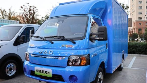 轿卡装载量14方，半小时充满电，城配卷王江淮恺达EX6行业定制车实拍