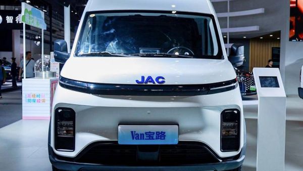 Van宝路亮相2025海南车展 引领绿色物流新未来