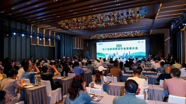 高端产品赋能行业未来!苏州金龙亮相第八届旅游客运行业发展大会