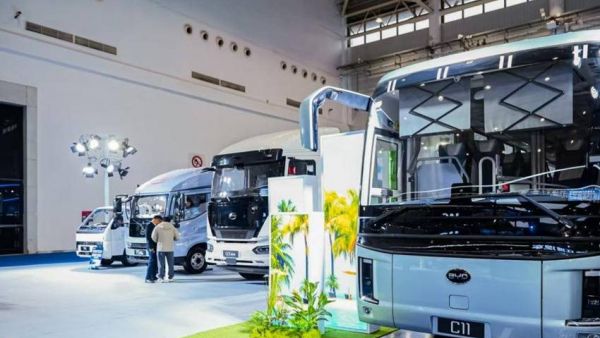 比亚迪全新客车C11亮相武汉商用车展，加速推动道路客运电动化