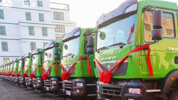 交车即启航，绿动新钢城！80台豪沃新能源自卸车荣耀交付，助力唐山开启零碳运输新征程