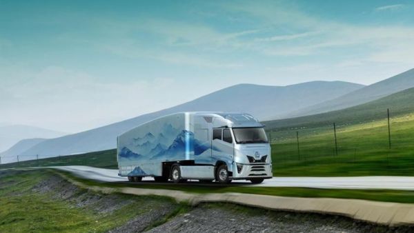 极致风阻 零碳启航——中国重汽黄河氢内燃机牵引列车于2024汉诺威车展震撼登场