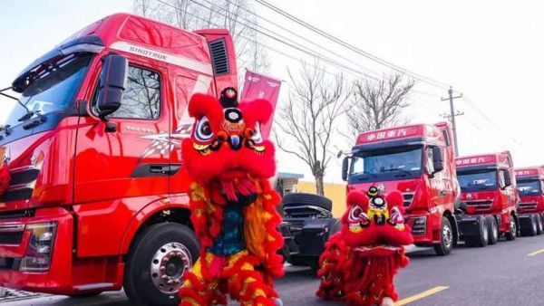长风浩起 豪沃启新——豪沃重卡500台战略签约暨首批200台豪沃子母车交付宁夏大客户