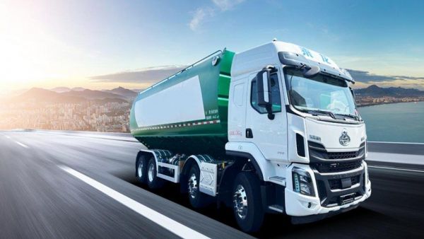 巨能装还巨省油，乘龙H5 8x4散装饲料运输车助卡友赚大钱