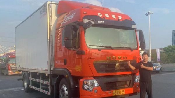 中国重汽豪沃TX7载货车:高效动力,活虾运输“鲜”行一步!