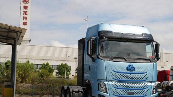 600度超大电量！这台乘龙纯电牵引车让卡友告别续航焦虑