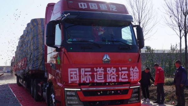 豪沃重卡助力圆鸿物流降本增效，打造跨境运力新标杆