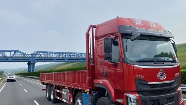 重载运输实力担当,乘龙H5 8x4载货车助力卡友高效畅盈