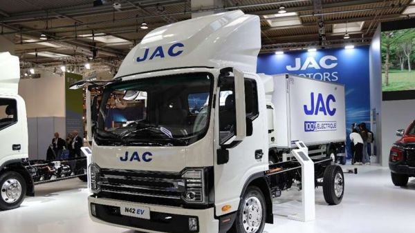 标配L2智驾辅助,和国内版本区别大,亮相欧洲的江淮N42轻卡实拍