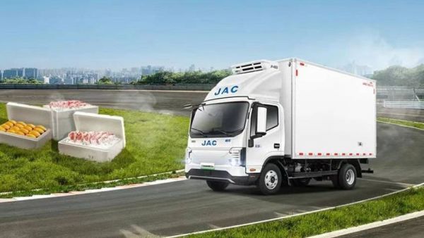 冷链1号，鲜链无忧！江淮新能源轻卡ES9冷藏车突破绿色运力瓶颈