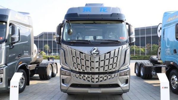 乘龙HK LNG牵引车：开着有劲跑着省气，卡友都说这车真中！