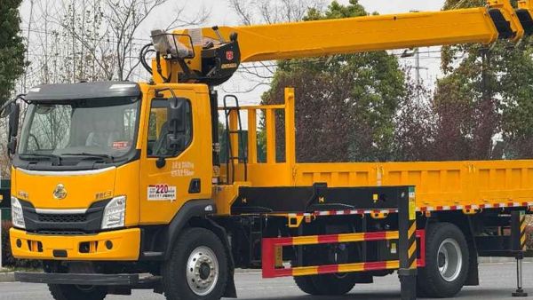 乘龙L3随车吊：短轴距强动力高承载，工程作业更高效