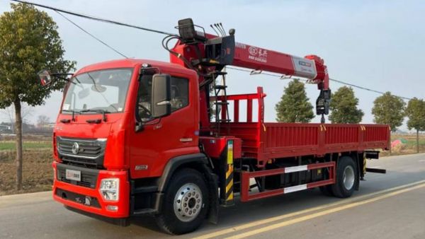 黄金动力+超强承载！东风专致随车吊底盘重塑工程运输新标杆