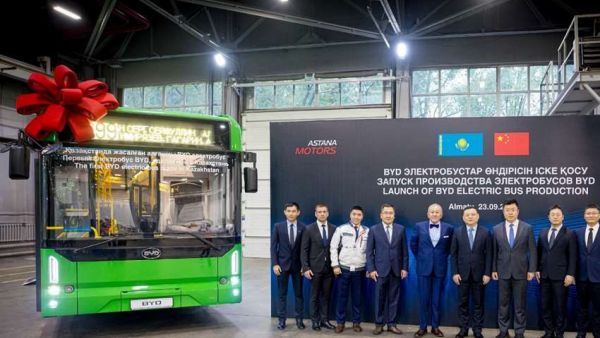 搭载CTC电池底盘一体化技术！哈萨克斯坦首批比亚迪电动大巴下线