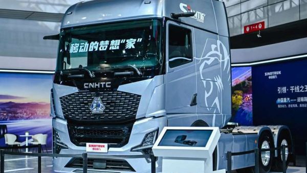 中国重汽全新一代燃油牵引车:MC13H高效引擎助您征途无界,畅行无疆!