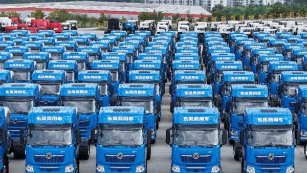 300台龙擎快递牵引车交付中通！东风商用车助力物流效率再提速