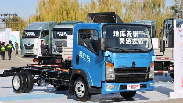 车高2.02米,续航还有200公里,能下地库的重汽悍将M蓝立方实拍