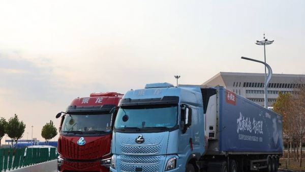 乘龙HK燃气牵引车穿越新疆极限路测，这样的表现能否扛下西北物流大旗