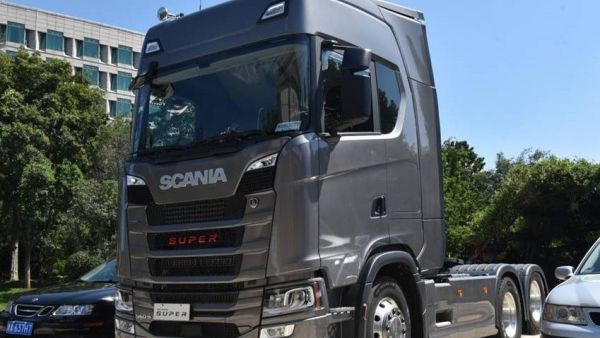 别被骗了，这才是正宗的斯堪尼亚，国内销售的斯堪尼亚560S牵引车实拍