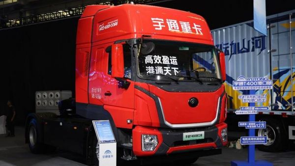 搭载400度电池组,底盘自重只有8.5吨?宇通重卡最新推出的T400港口牵引车实拍