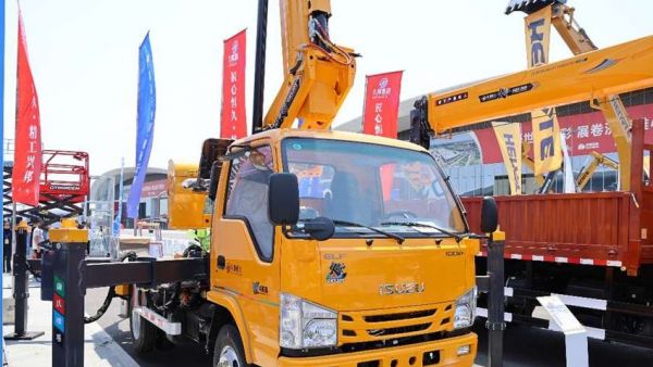 术业有专攻!实拍两款庆铃五十铃登高车