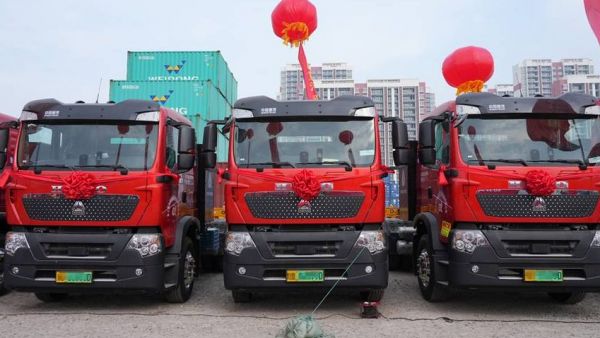 中国重汽&青岛大客户首批50台纯电牵引车交付暨100台签约仪式圆满落幕