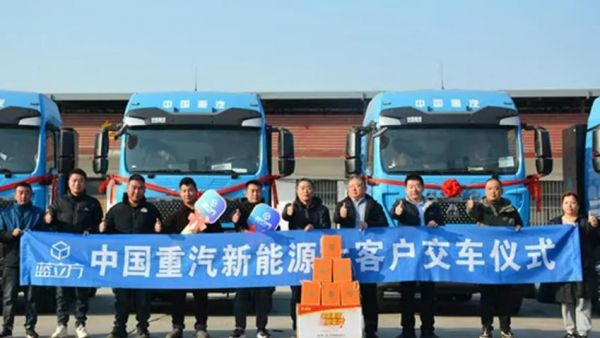 交车正燃！中国重汽豪沃纯电牵引车，助力用户驰骋新境！