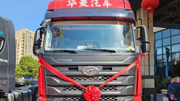 优质大马力牵引车的性价比之选，华菱X9重卡实拍