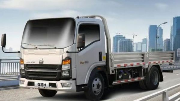 中国重汽HOWO新能源轻卡地库王已上线，磕碰问题轻松“拿捏”！