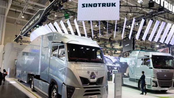 中国重汽超低风阻节能列车，引发热议，国外友人连连称奇