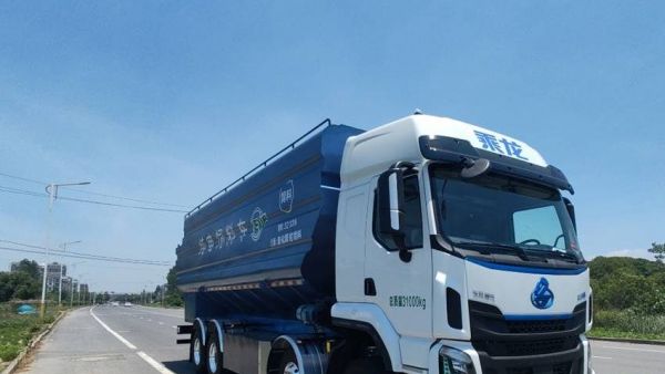 乘龙H5电动饲料车：省钱高效，助您“粮草”无忧