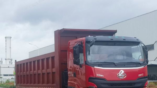 乘龙H7 8x4纯电自卸车:动力续航双优,工程运输新标杆