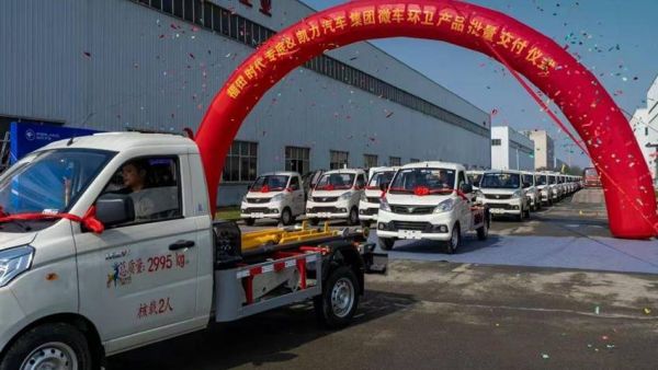 100辆祥菱V1车厢可卸式垃圾车交付用品质赢得行业认可