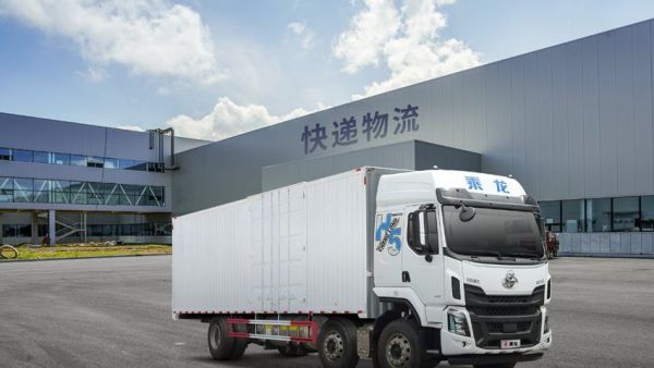 乘龙H5 6x2 LNG 载货车:每公里较油车省9毛,一年多赚10万