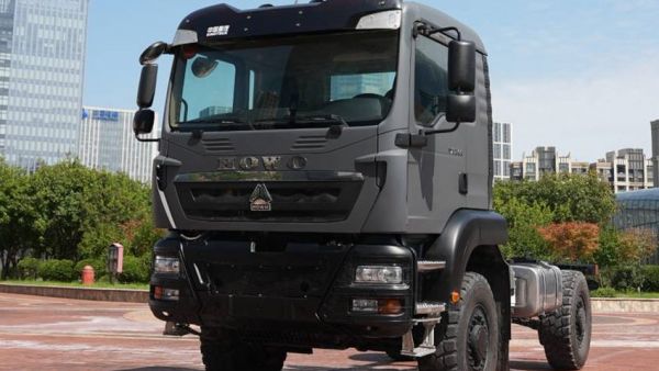 中国重汽豪沃中型4×4独立悬架越野车：荒野主宰，肆意驰骋！