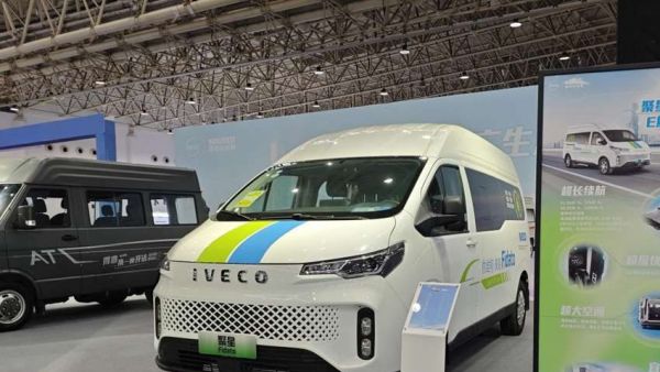 依维柯聚星、得意、欧霸·山海齐亮相武汉车展，最强阵容引围观