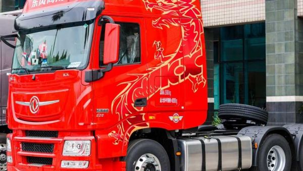 东风商用车携龙擎3.0动力链强势亮相2025化工物流安全环保发展论坛