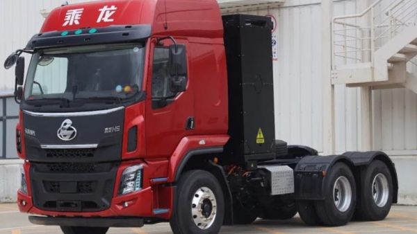 科学降重6%！乘龙H5斩获“2024年度第一轻量化纯电重卡”大奖