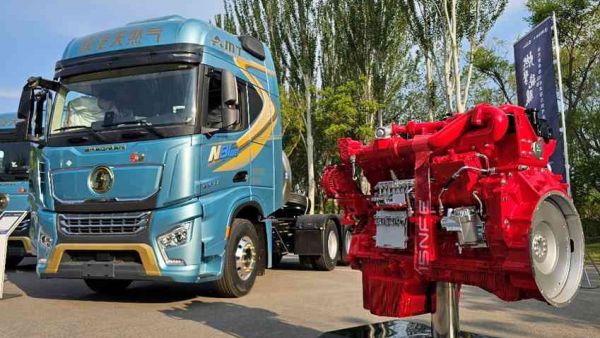 国内首搭米勒循环康明斯15NFE燃气机，实拍陕汽新明珠系列龙骧牵引车