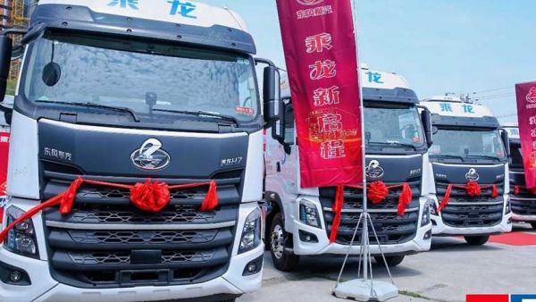 再创佳绩！100台乘龙H7 LNG牵引车交付浙江物流巨头