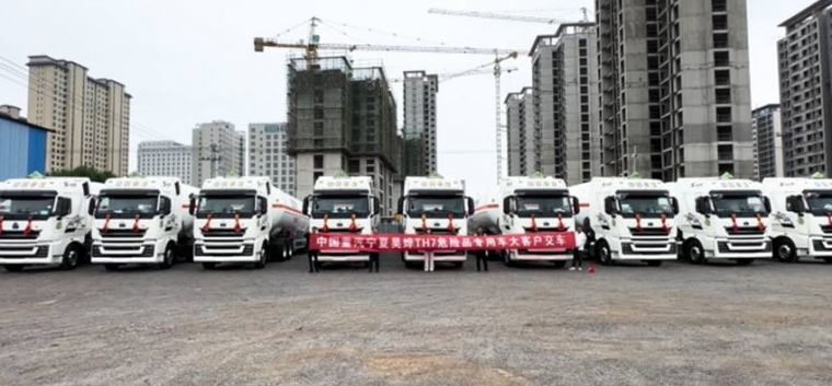 创富BUFF叠满！中国重汽豪沃重卡省钱好开、交车不断！