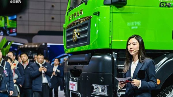 中国重汽新能源新品荣耀启程 领航物流运输行业向“绿”而行