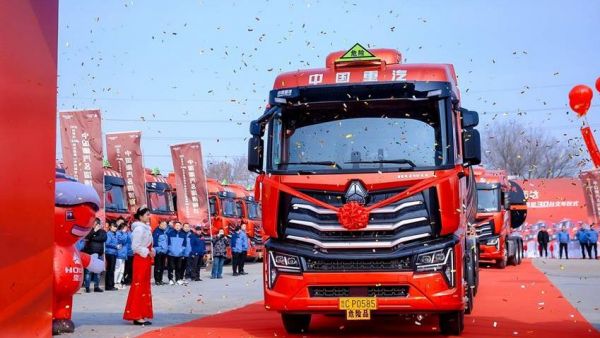 辉煌启新程 安全赢未来!100台豪沃 MAX 危化品牵引车战略签约暨首批30台交车仪式圆满举行