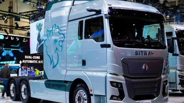 中国重汽汕德卡氢燃料牵引车,中国智造,引发广泛关注