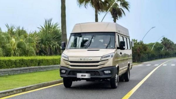 初五了，依维柯得意带着财神走来了