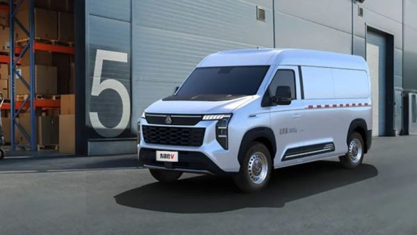 中国重汽先锋官V即将上市，开创全场景宽体轻客新局面