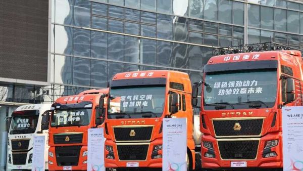 全新一代燃油重卡平台亮相，带你逛重汽2025全球伙伴大会现场，其他重磅展车也抢眼