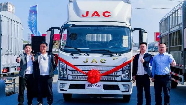 骏铃双星齐发，大宽体轻卡激活运输市场潜能