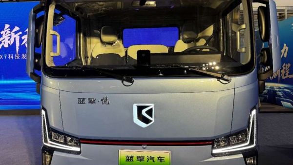 搭载恒星·超级纯电黄金动力平台，潍柴蓝擎高端新品X7电动轻卡实拍