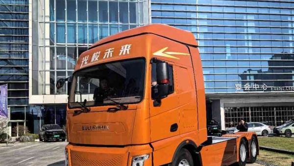 光梭未来卡车，你听说过吗？其最新推出的来福1.0纯电牵引车实拍